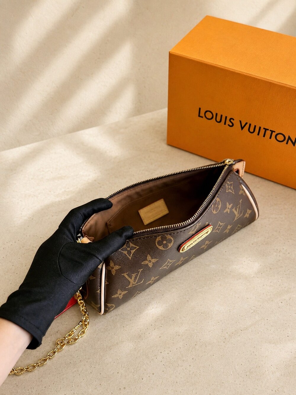 Louis Vuitton Gold Chain Eva Evening Clutch in Monogram Canvas - Picture 4 of 6